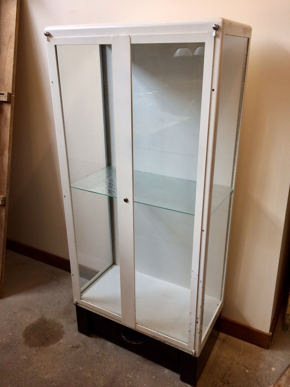 Vitrine d'hôpital des années 70
