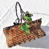Panier ancien en osier décor feuilles de vigne et raisin
