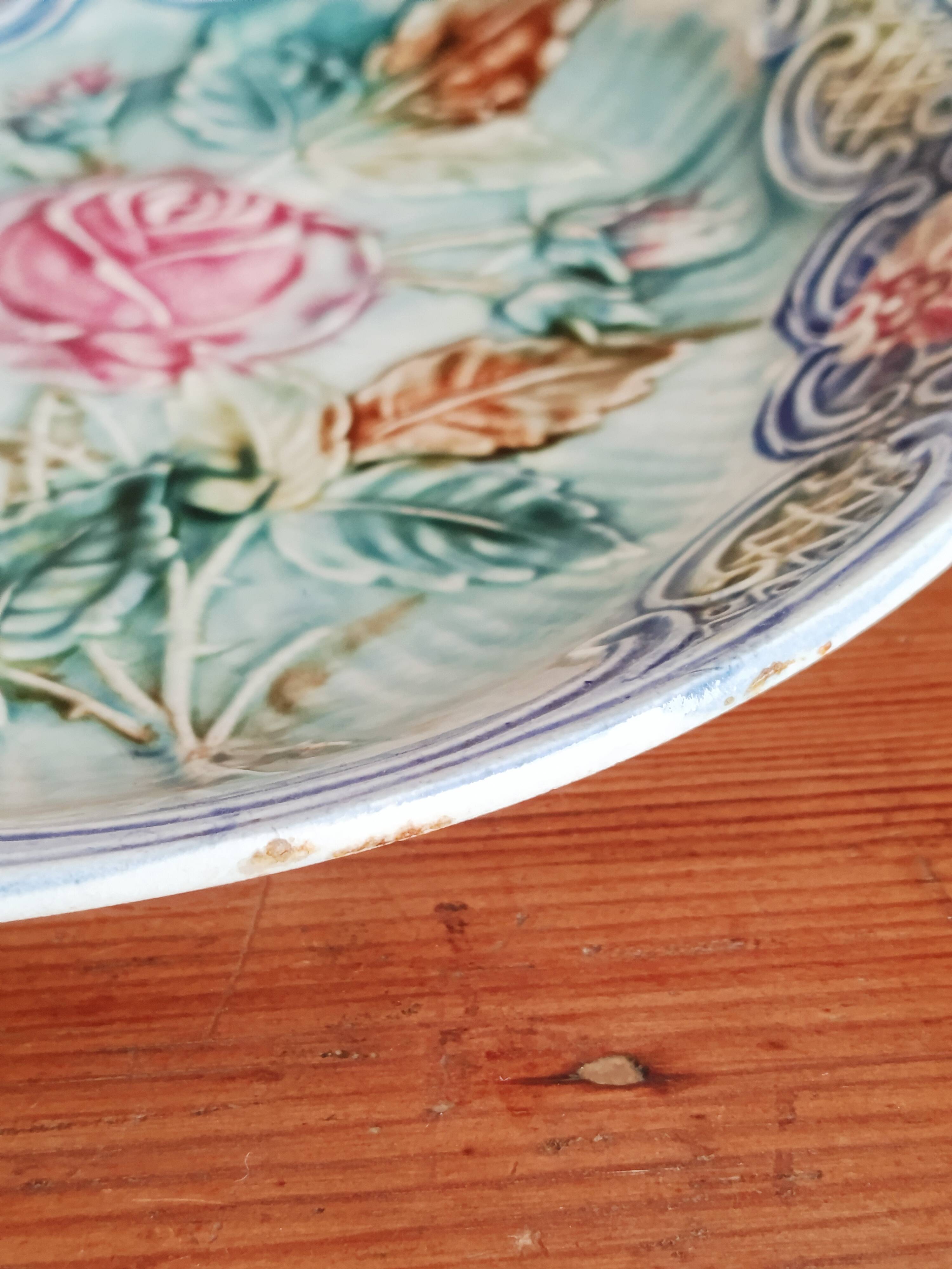 Assiette en barbotine, majolique Wasmuel décor roses