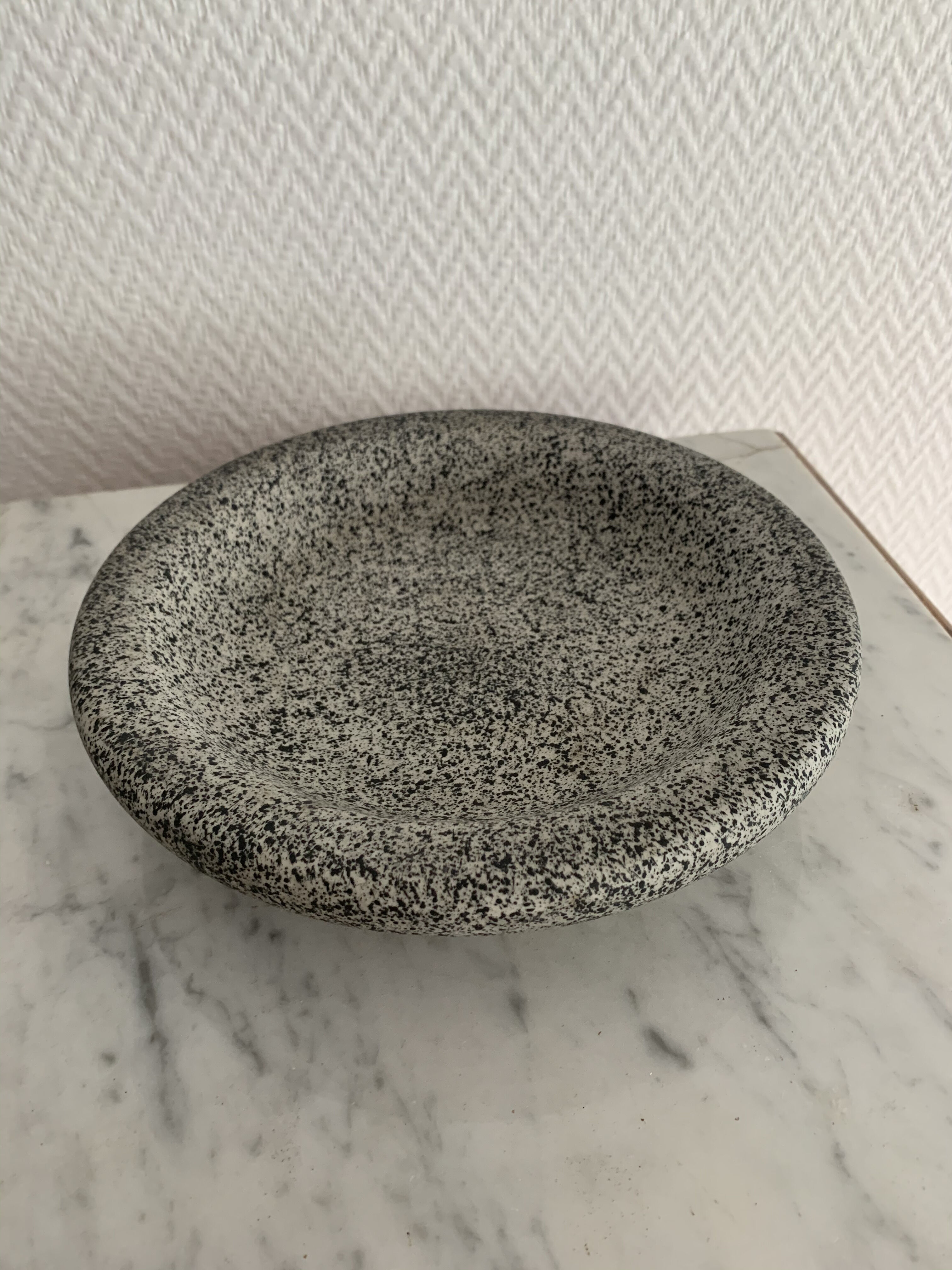 Black round ceramic ashtray