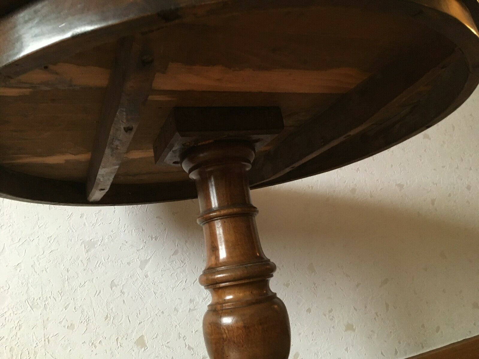 Table pedestal wood round