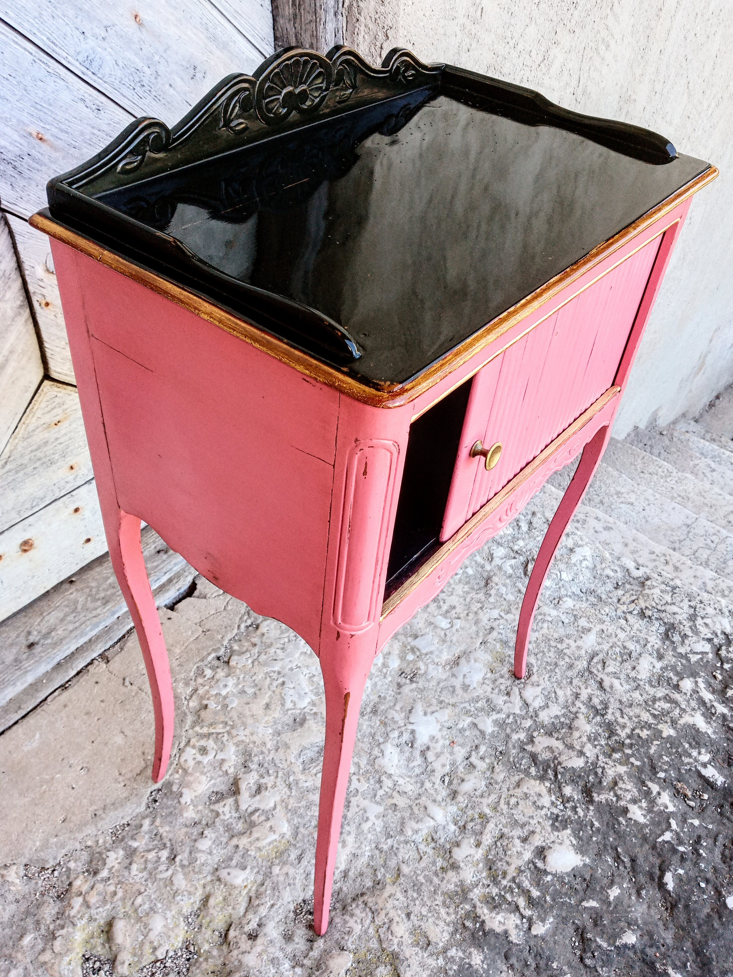 Commode d'appoint à rideau Louis XV patinée rose et noire