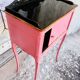 Commode d'appoint à rideau Louis XV patinée rose et noire