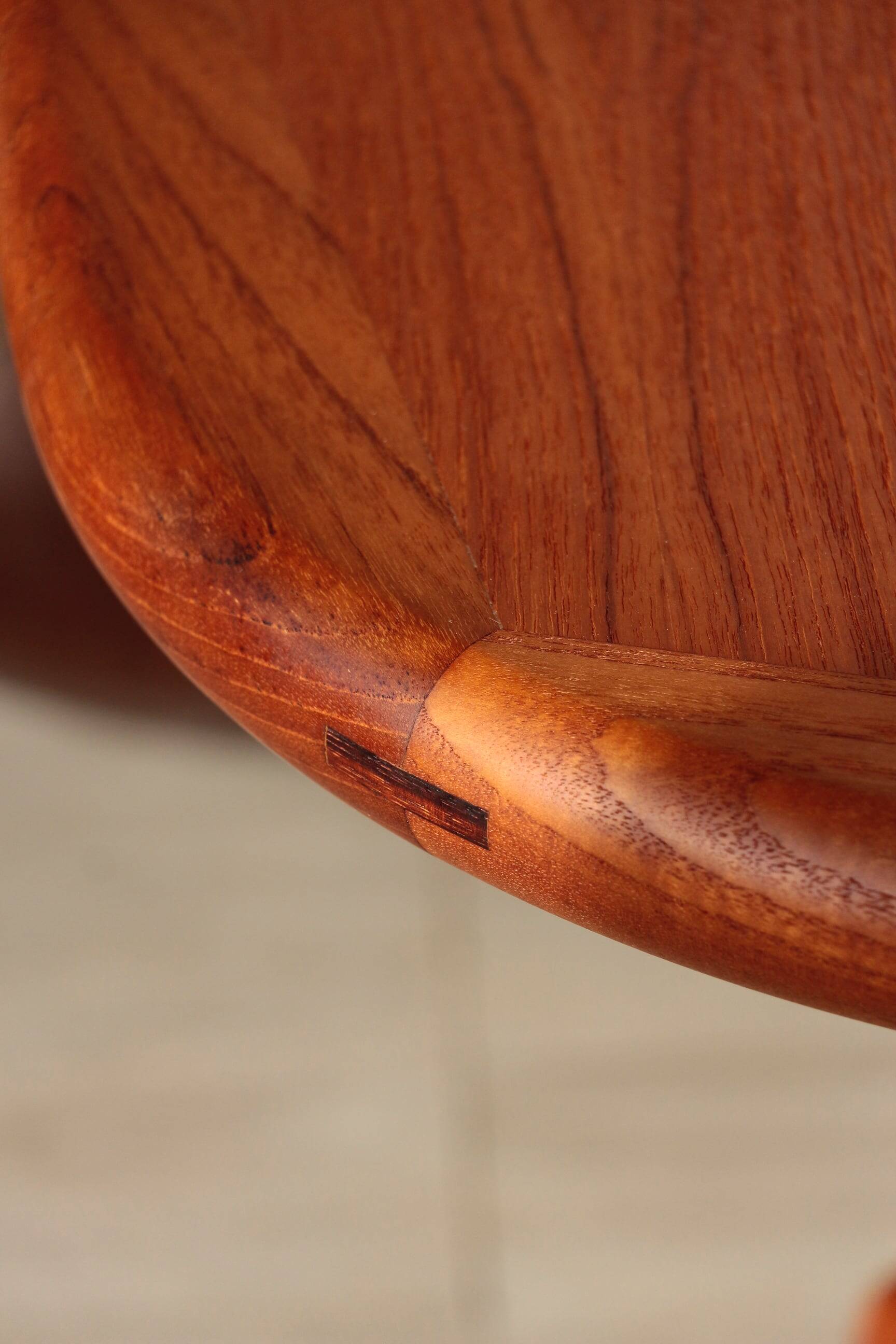 Vintage Dyrlund dining table in teak – the excellence of Danish design.