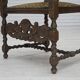 Fauteuil danois à haut dossier des années 1930, en maille, velours et bois de chêne sculpté.