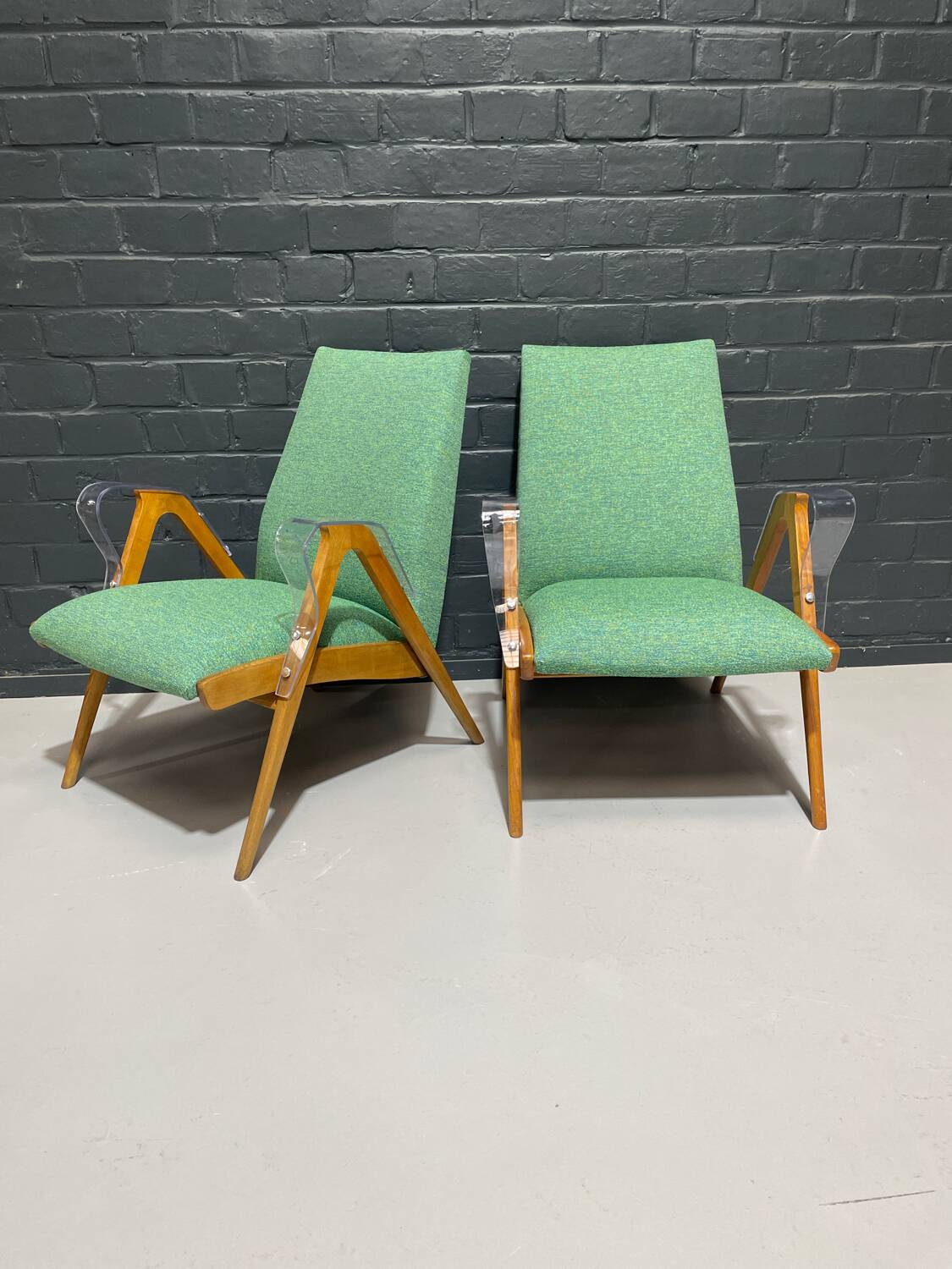 Paire de fauteuils par Tatra Nabytok