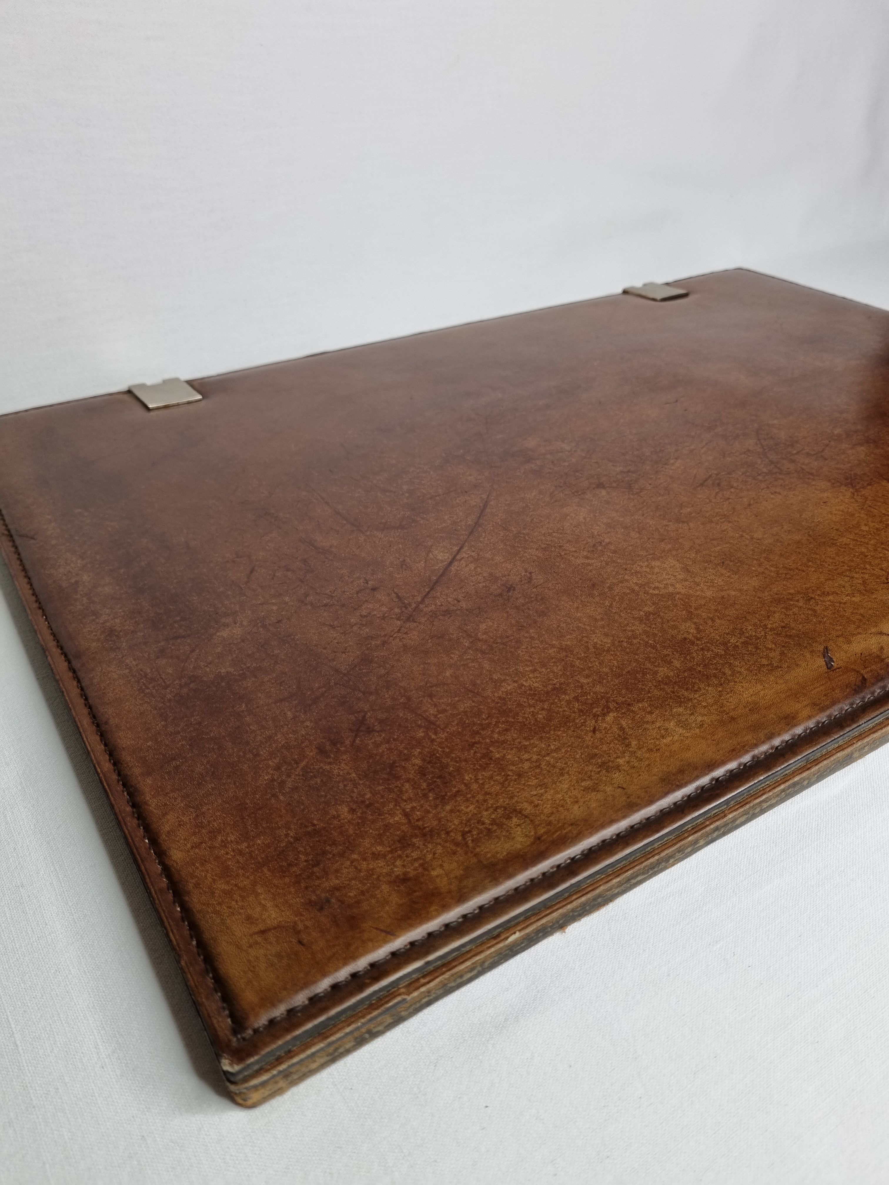 Underhand in saddle leather and vintage brushed metal
