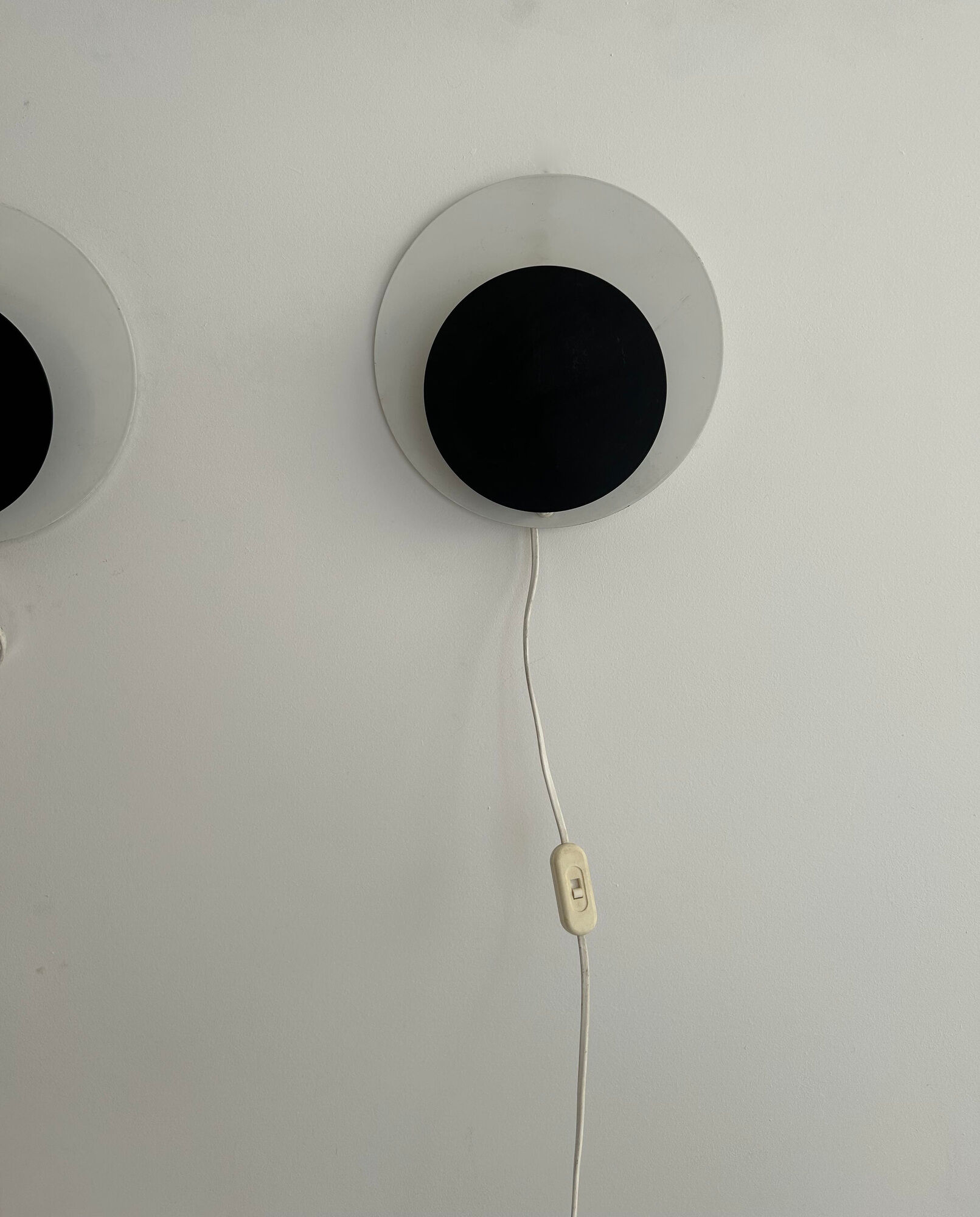 Pair of vintage "Cirkle" wall lights in black and white lacquered metal, Denmark 1970