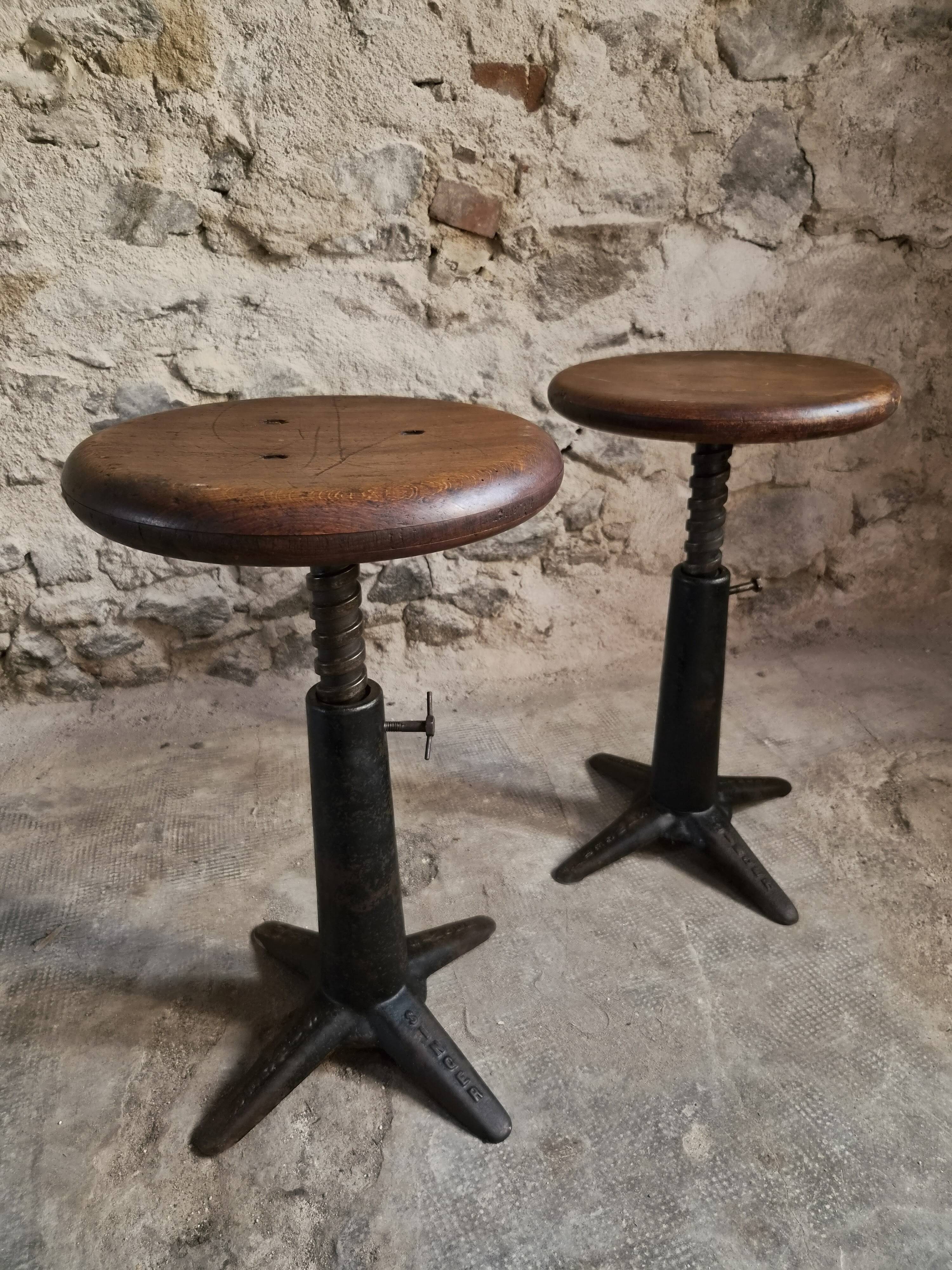 Ensemble de 6 tabourets industriels réglables Singer anciens, France, vers 1900–1930