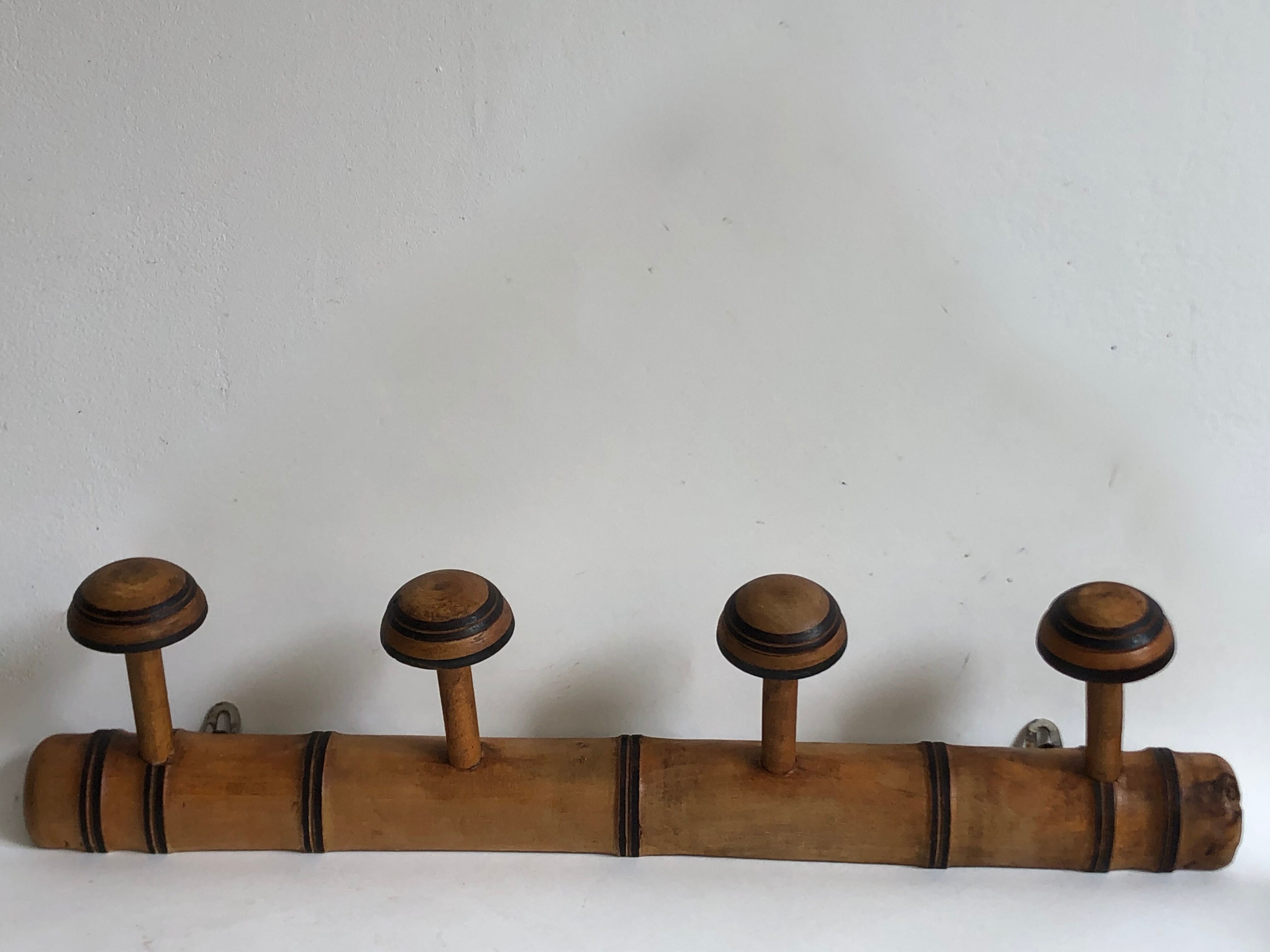 Hook 4 mushrooms, coat rack