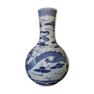 Chinese dragon vase