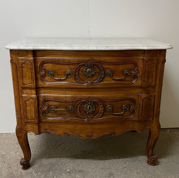 Commode sauteuse en merisier de la fin du  XVIII ème