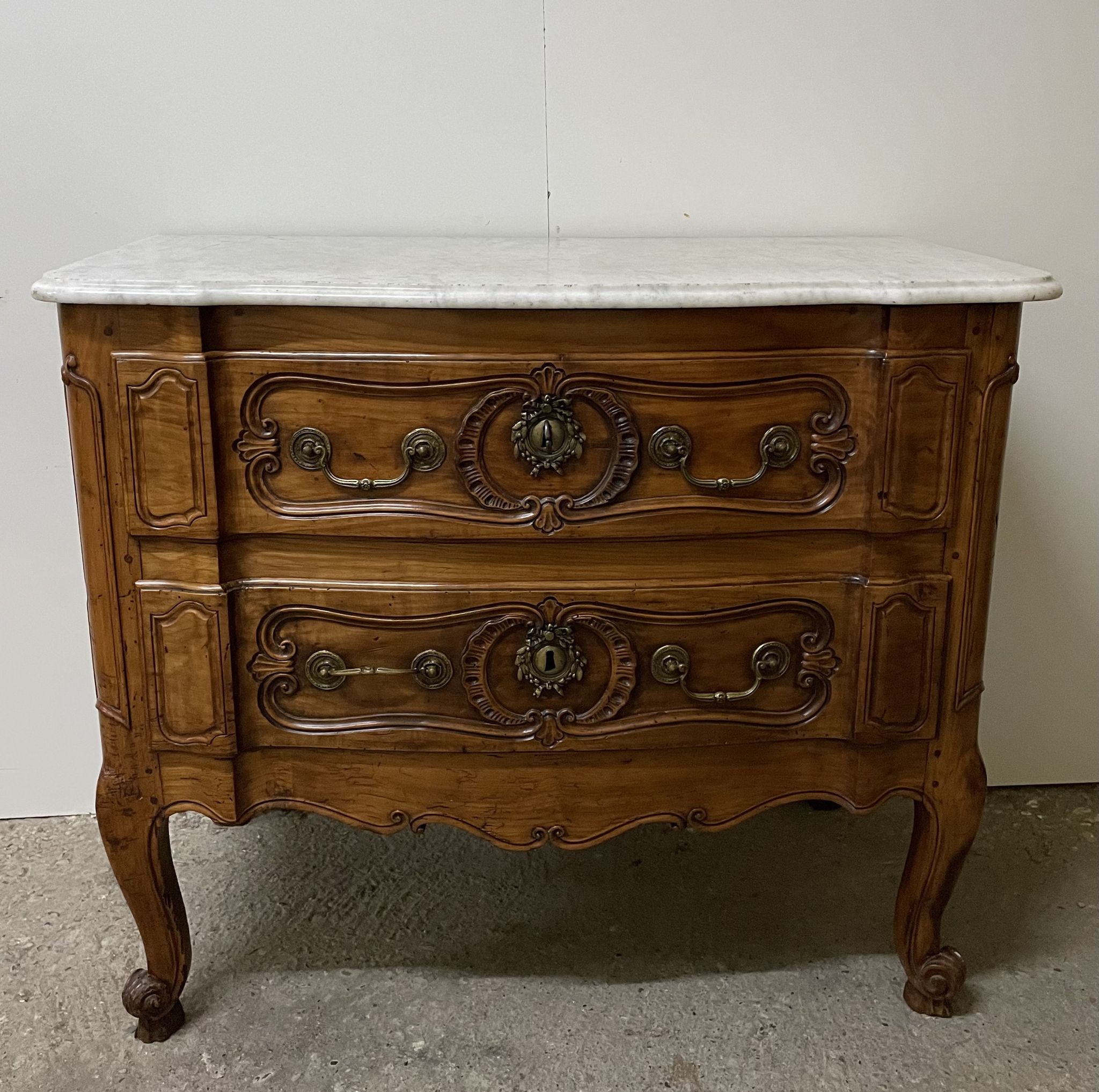 Commode sauteuse en merisier de la fin du  XVIII ème