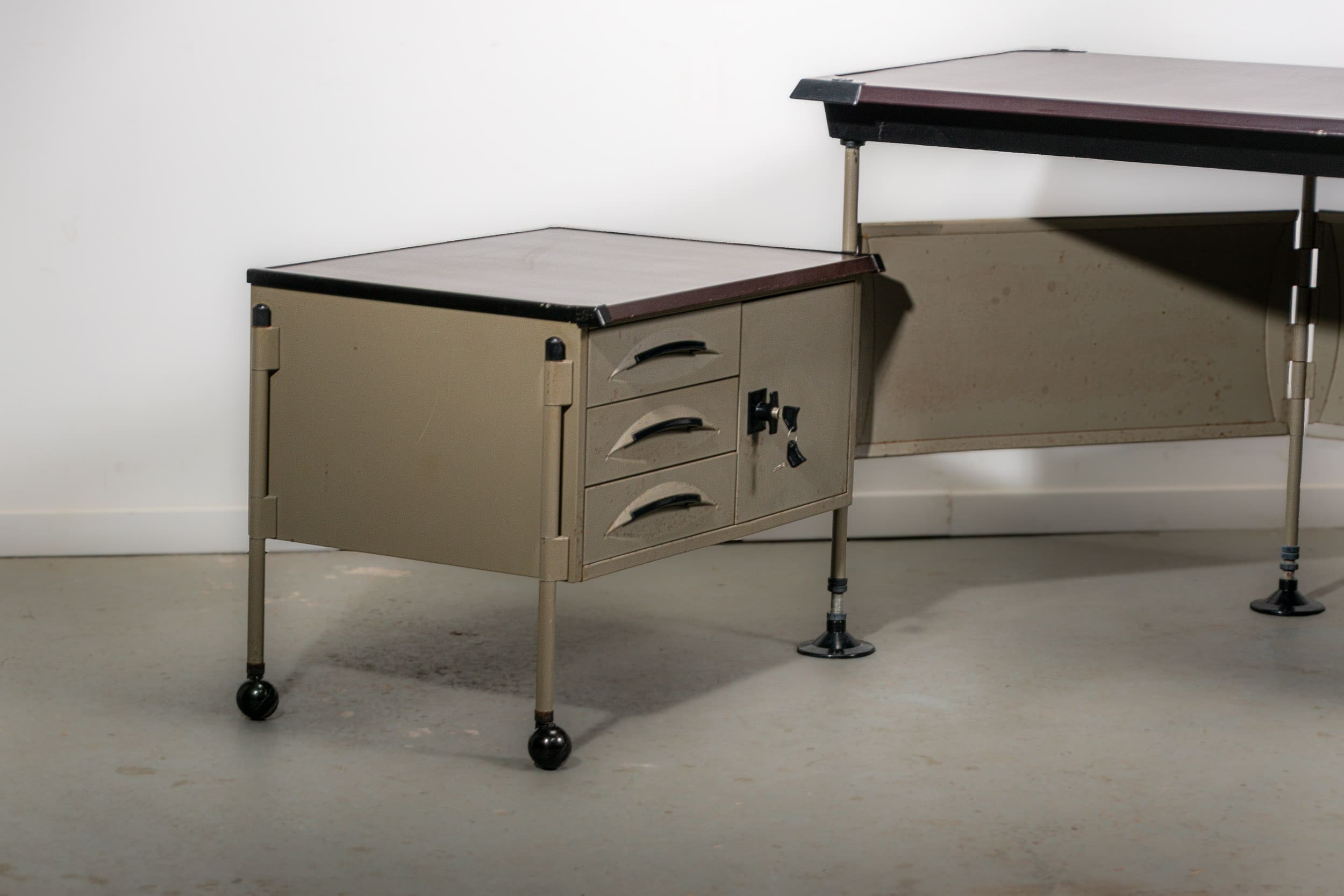 Spazio series director's desk with lamp by Studio BBPR for Olivetti, circa 1960