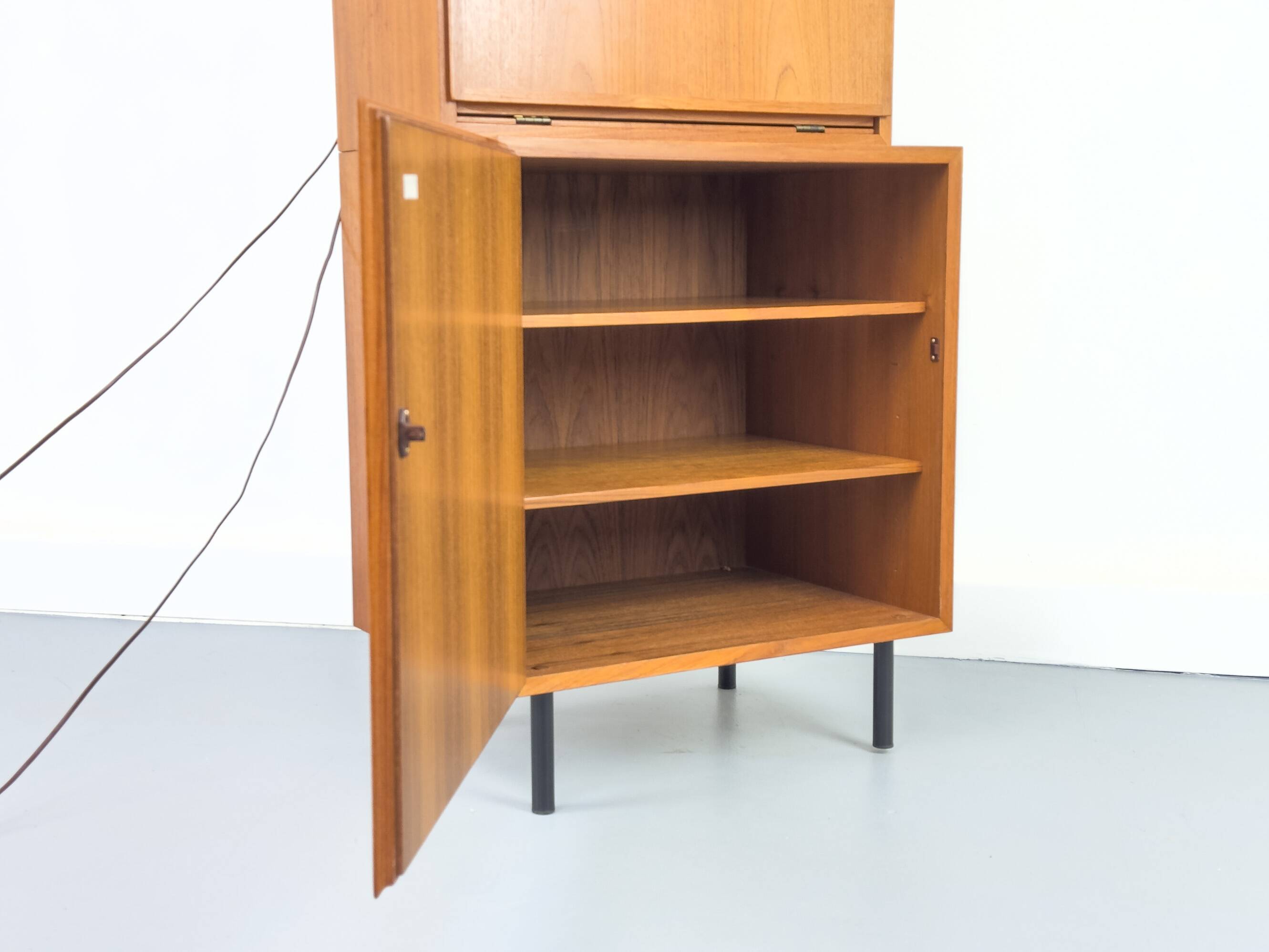 Meuble bar éclairé en teck d'Omann Jun, années 1960