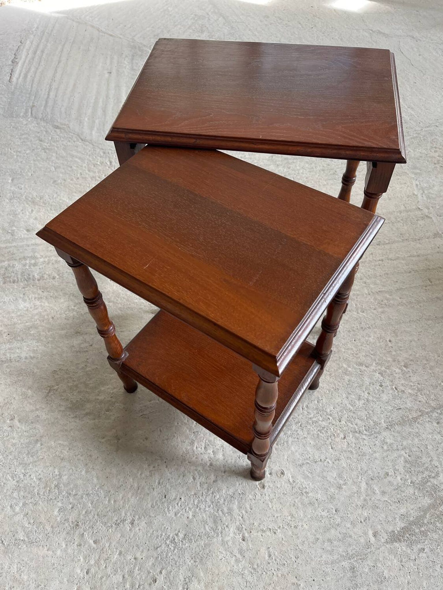 2 tables gigognes en bois pied moulé