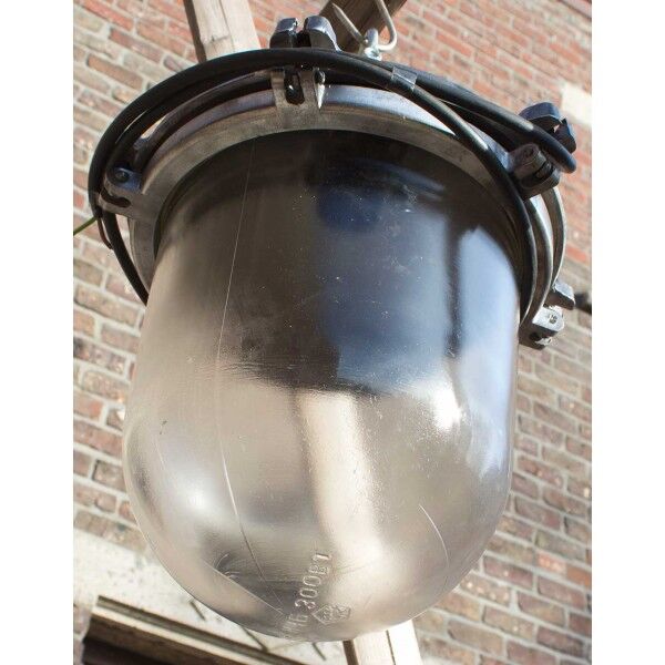 Industrial aluminum lamp with glass globe