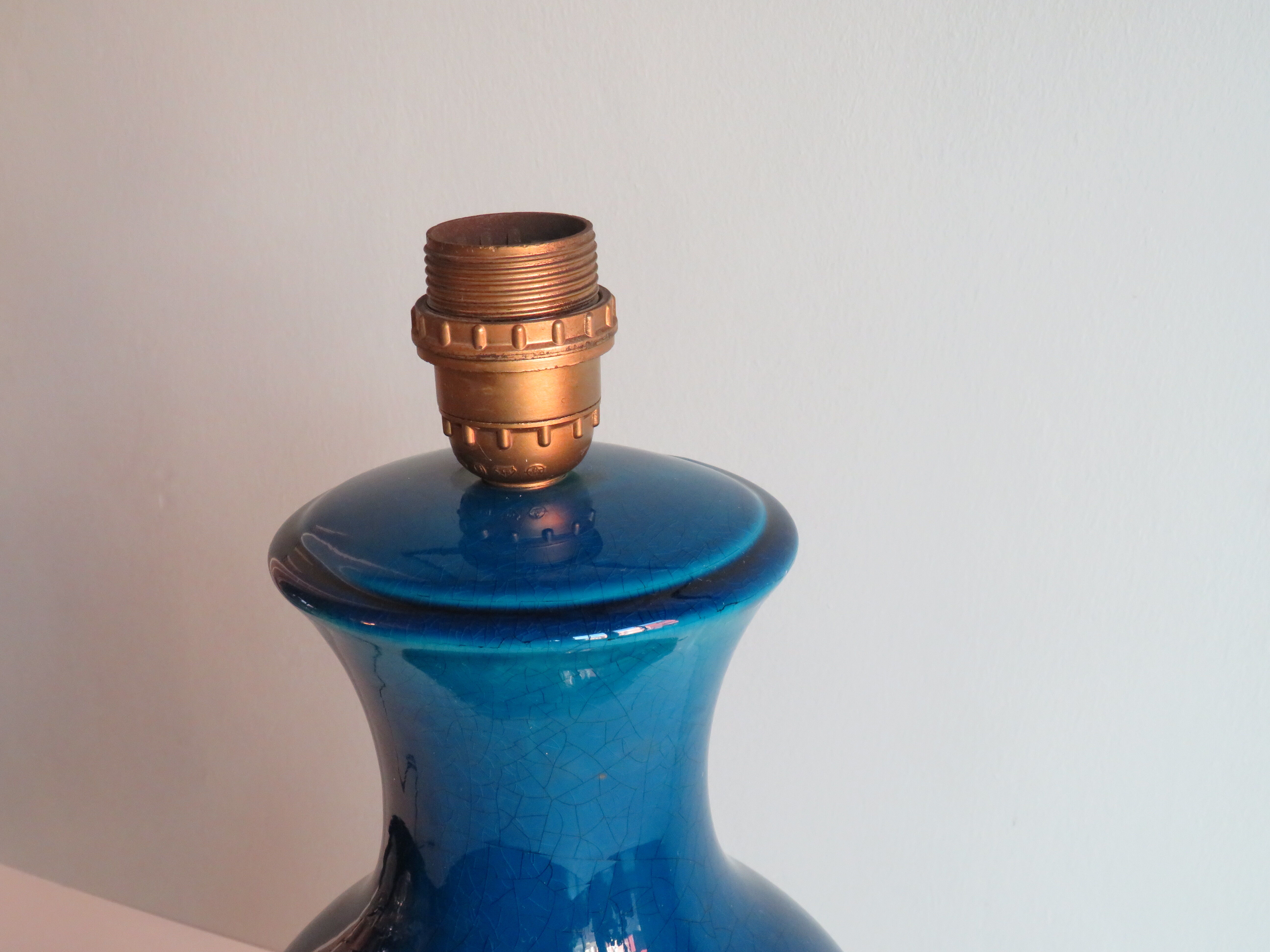 Lampe de table en céramique bleue France 1970