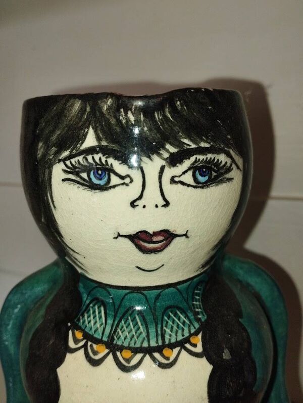 Pichet figuratif vintage en terre cuite vernissée – Personnage féminin
