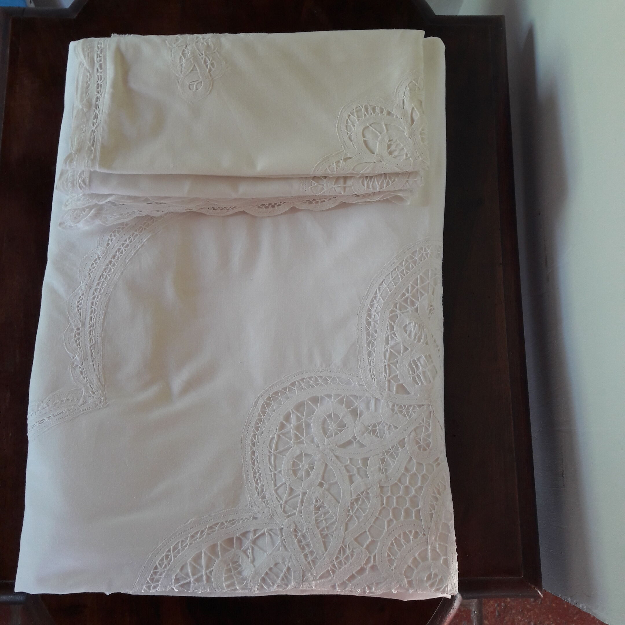 Set cover duvet and white lace pillowcases