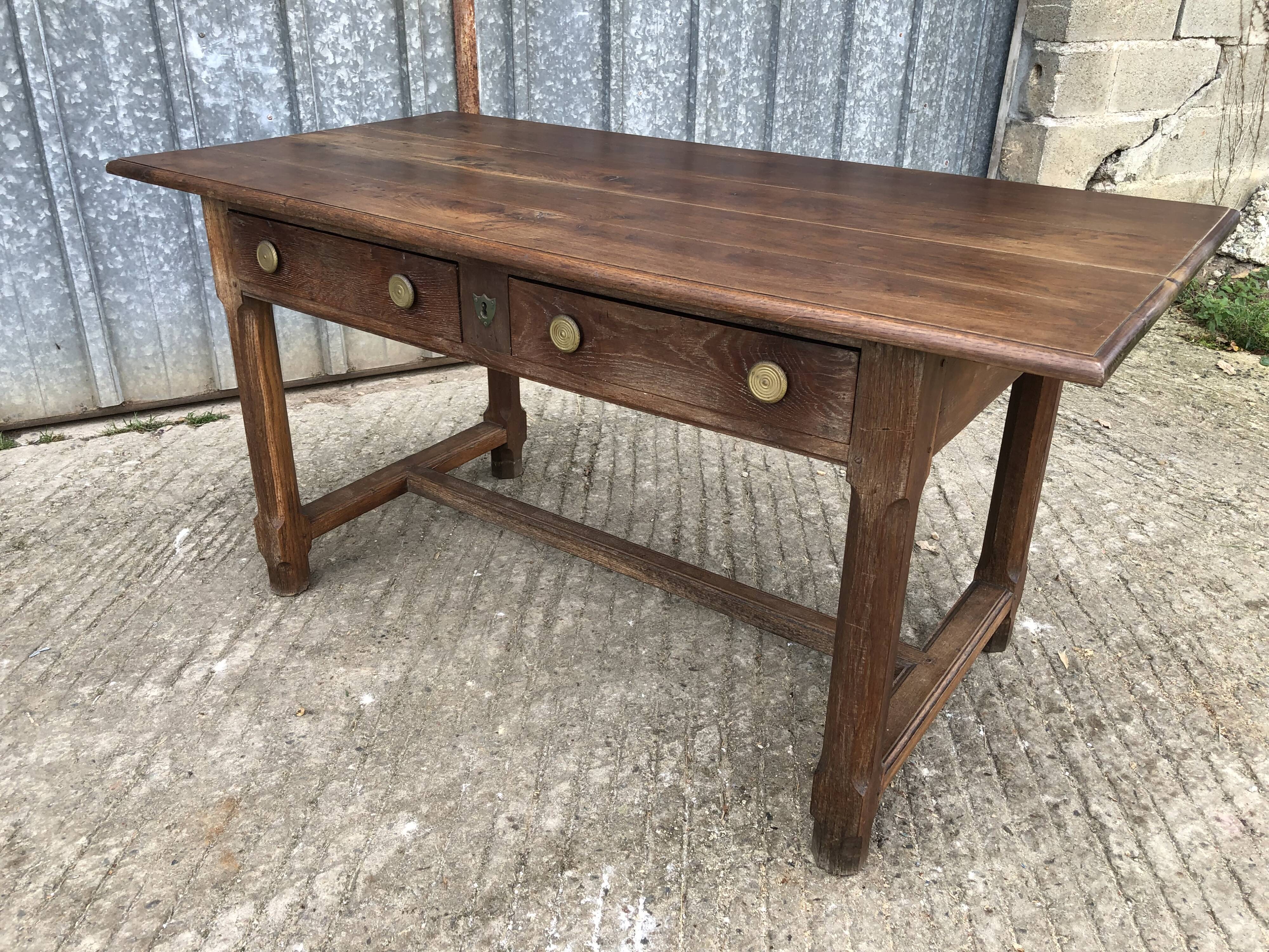 Table ancienne à barre à chat en chêne massif avec 2 tiroirs de face.