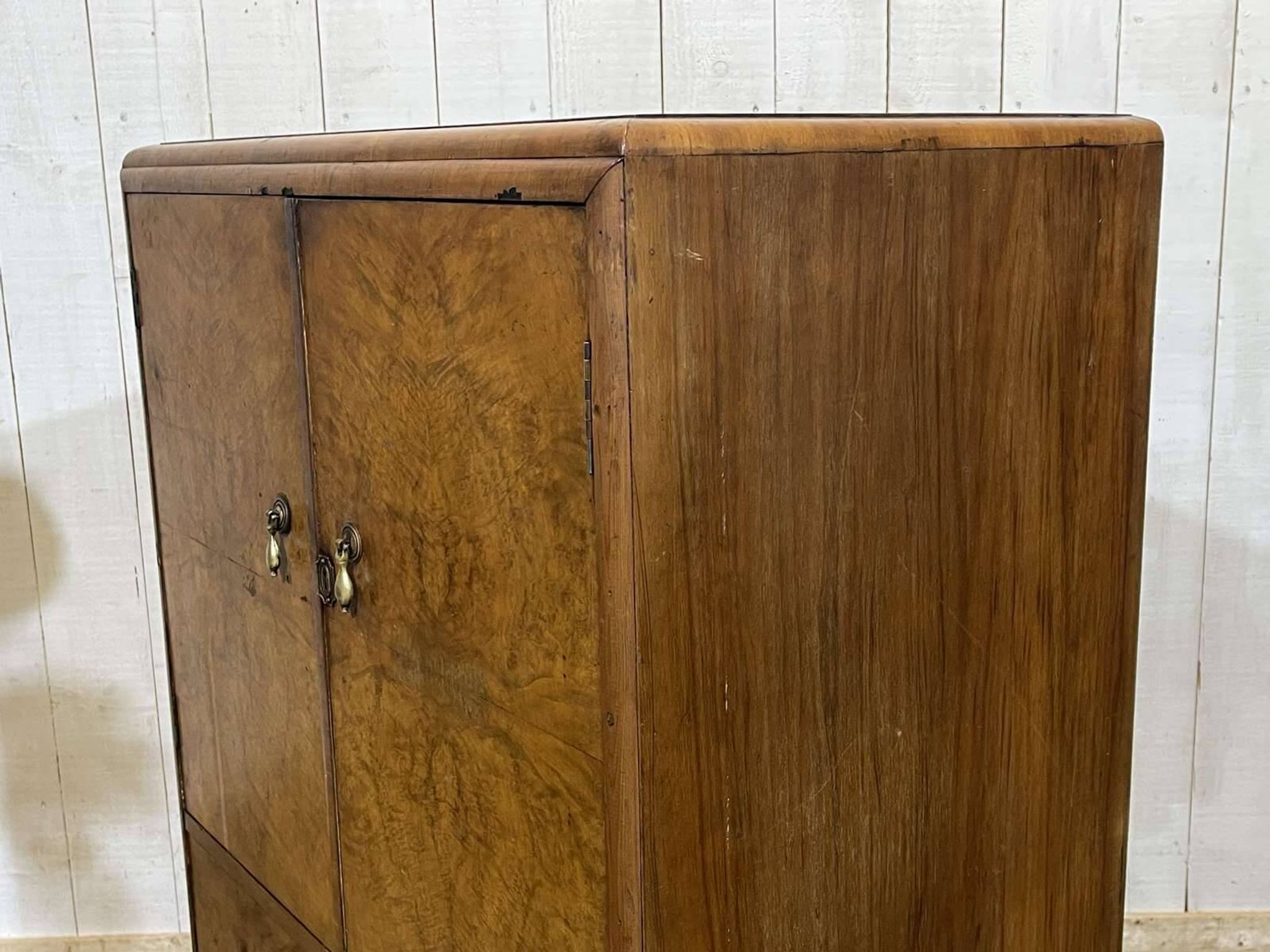 1950s English sideboard with drawers, Art Deco style, in walnut burl.