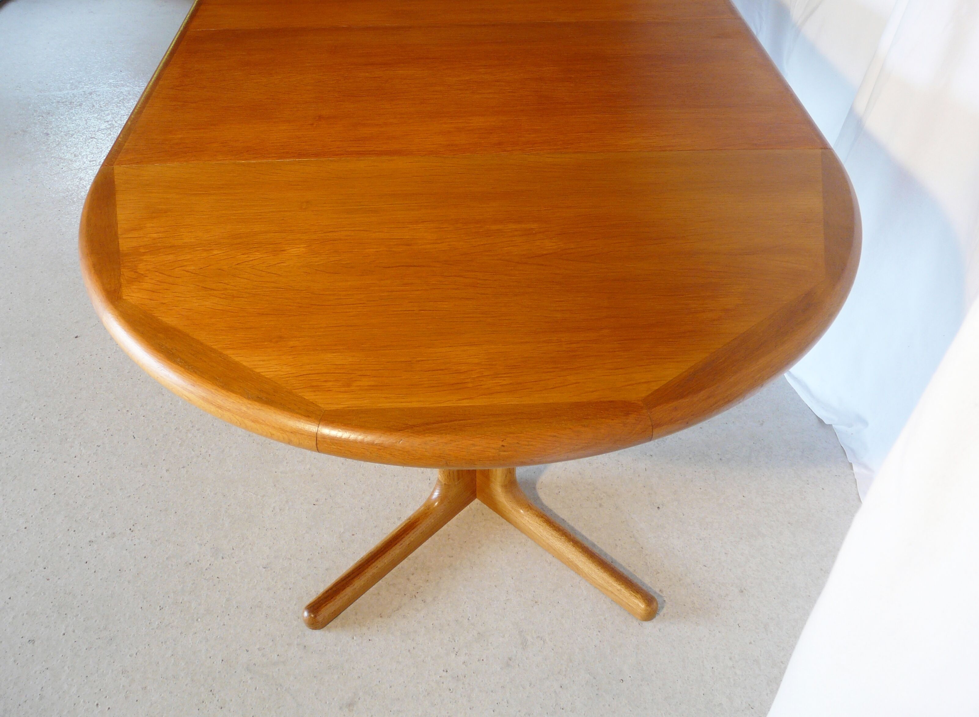 Expandable round table in teak
