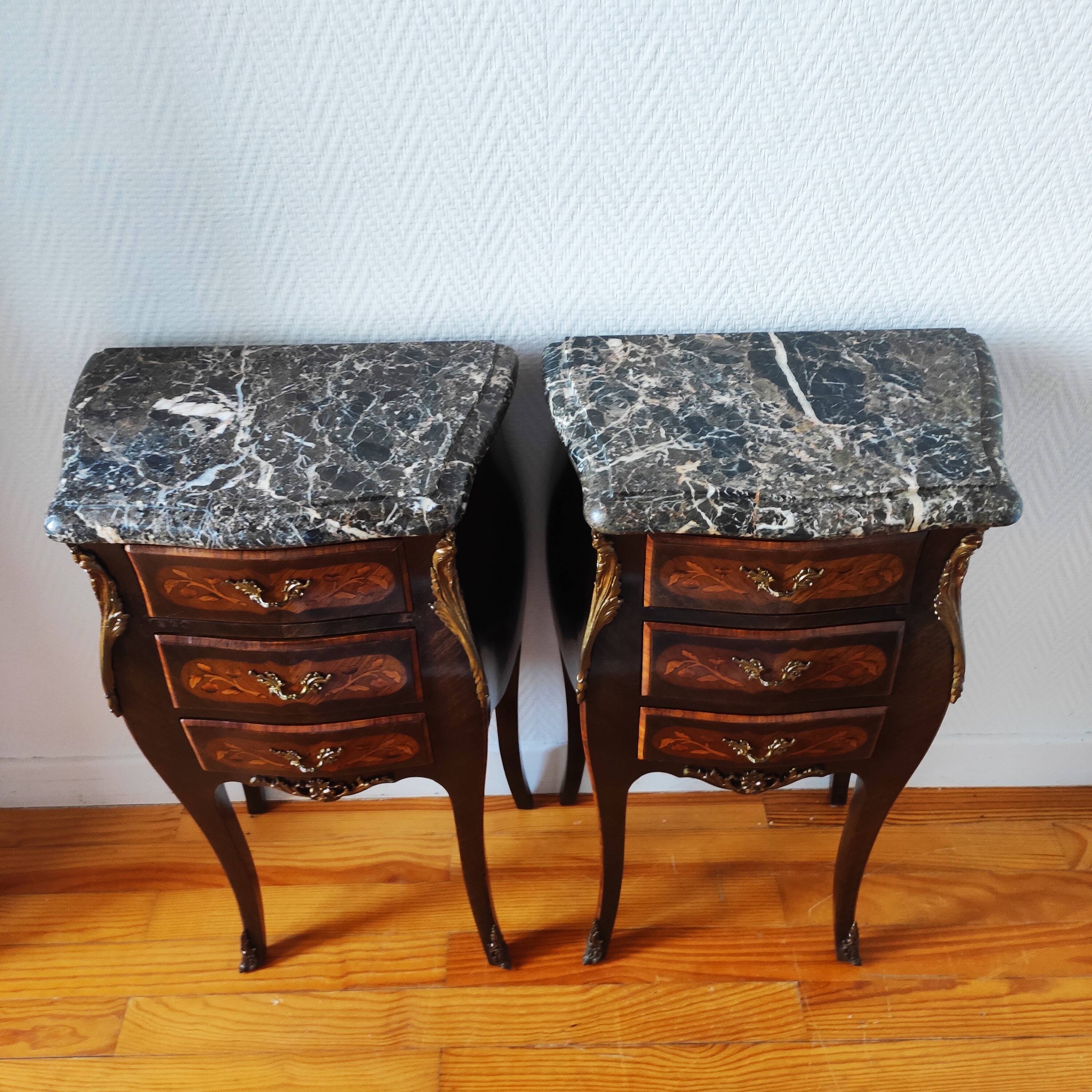 Paire de tables de chevet style Louis marbre noir
