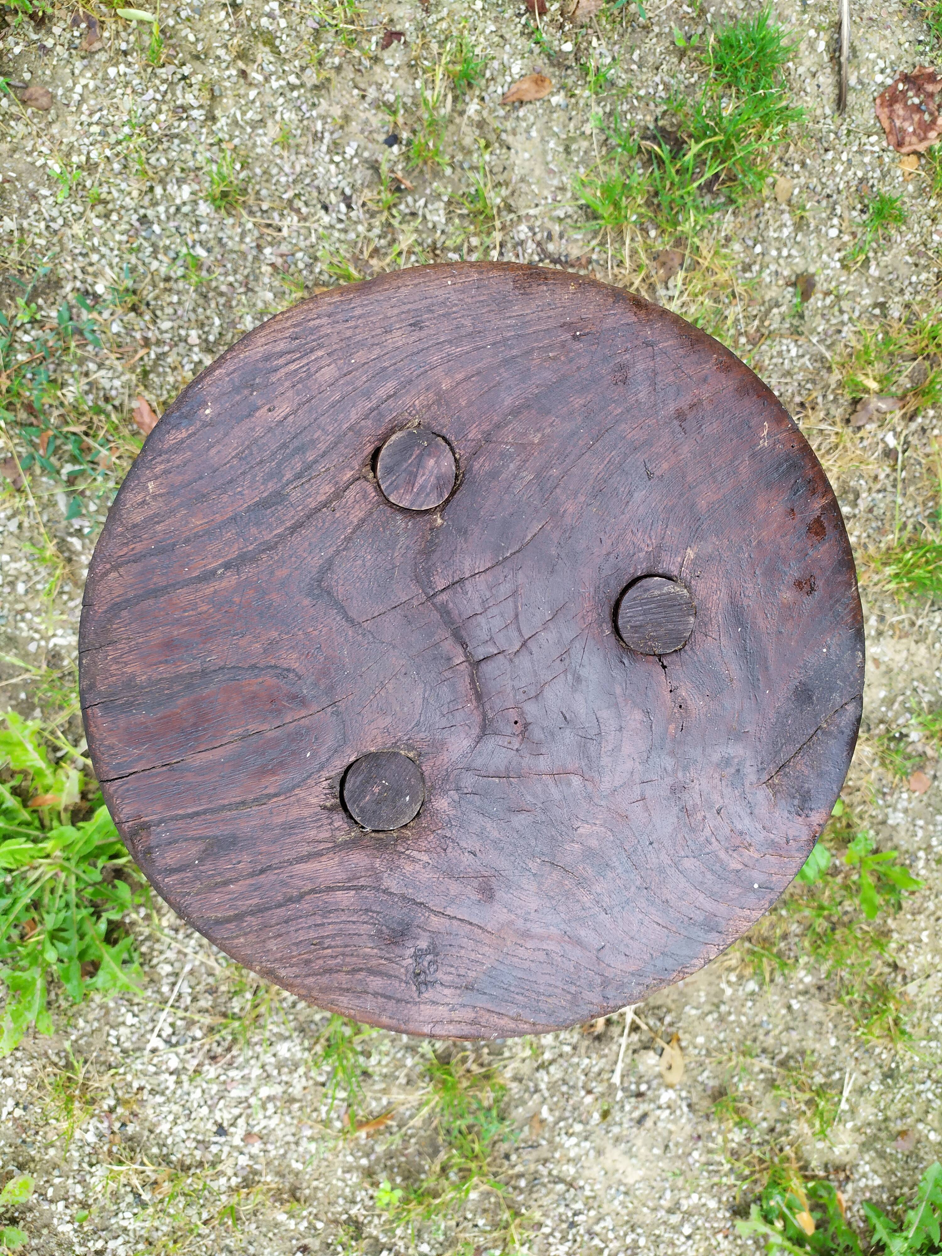 Tabouret tripode en bois brut