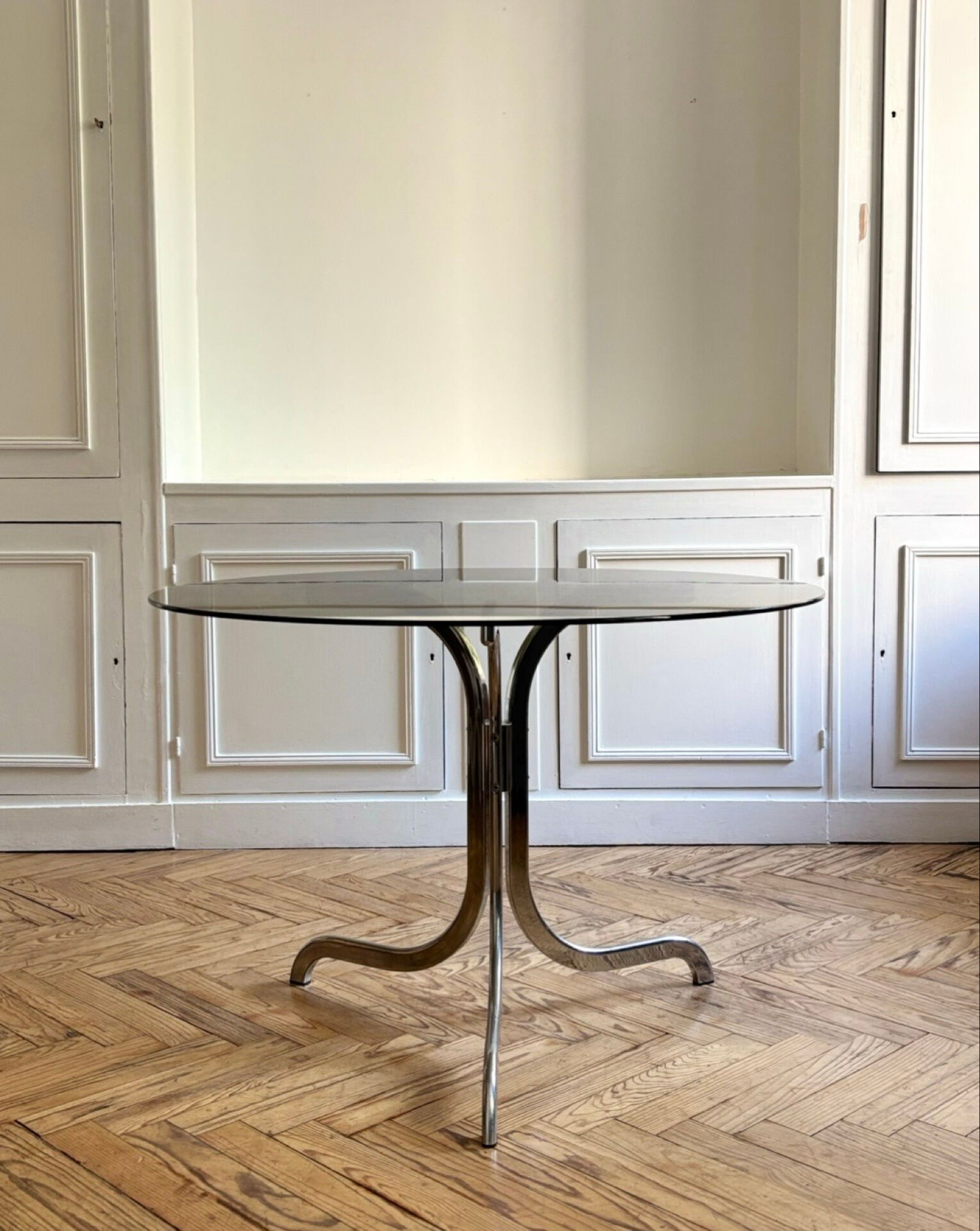Table ronde en verre fumé et chrome