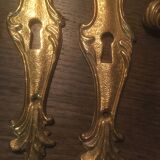 Béquilles et plaques en laiton de style Louis xv