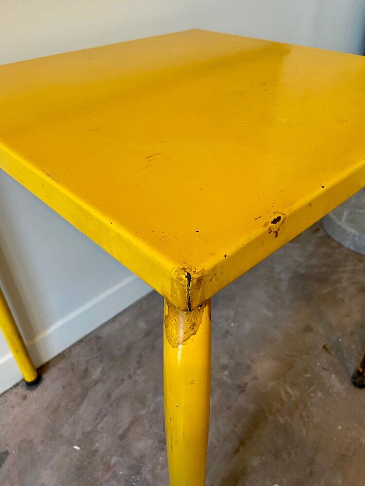 Yellow metal table ☐ 60 x 60 cm