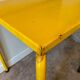 Table en métal jaune