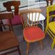 8 chaises de bistrot en bois dépareillées - vintage