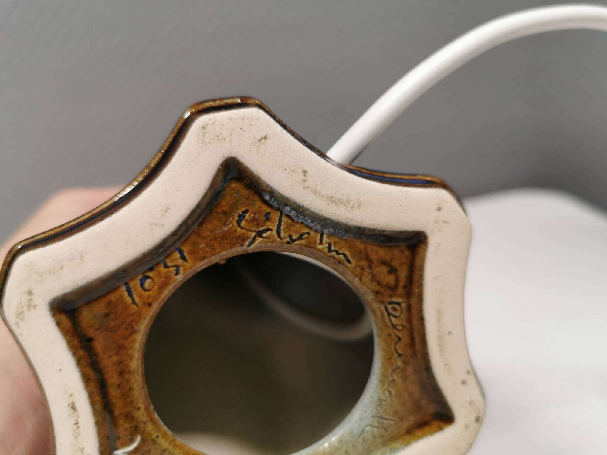 Petite et belle lampe de table en forme d'étoile de la marque danoise Søholm.