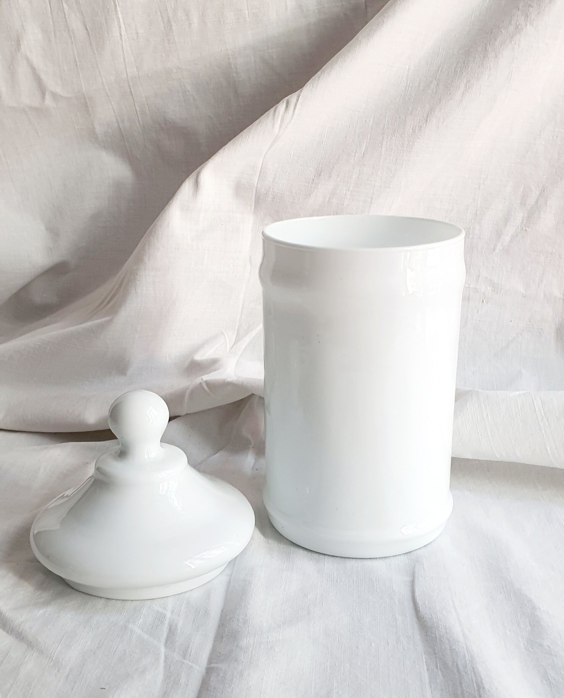 Apothecary pot / antique porcelain pharmacy