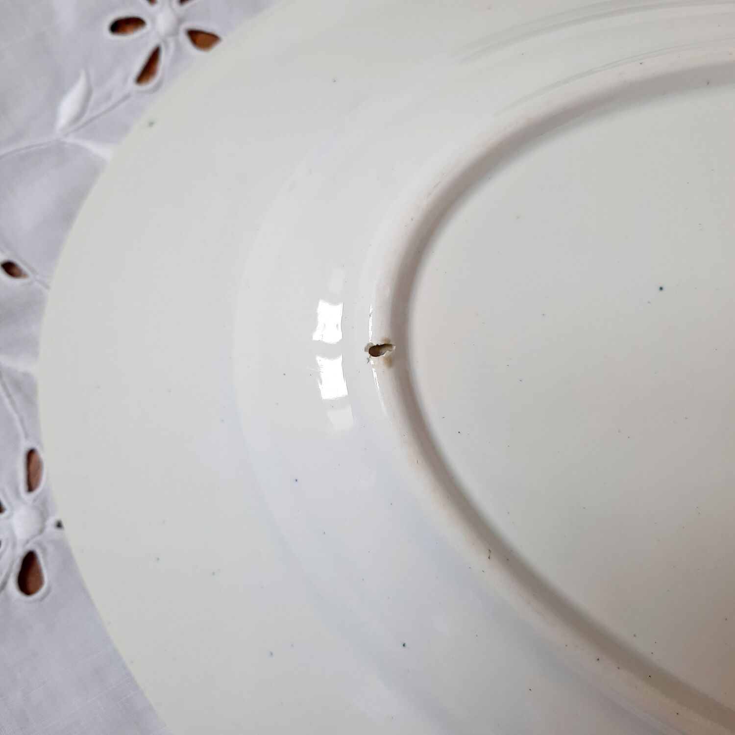 Old flat plates mismatched in iron earth accompanied by a serving dish