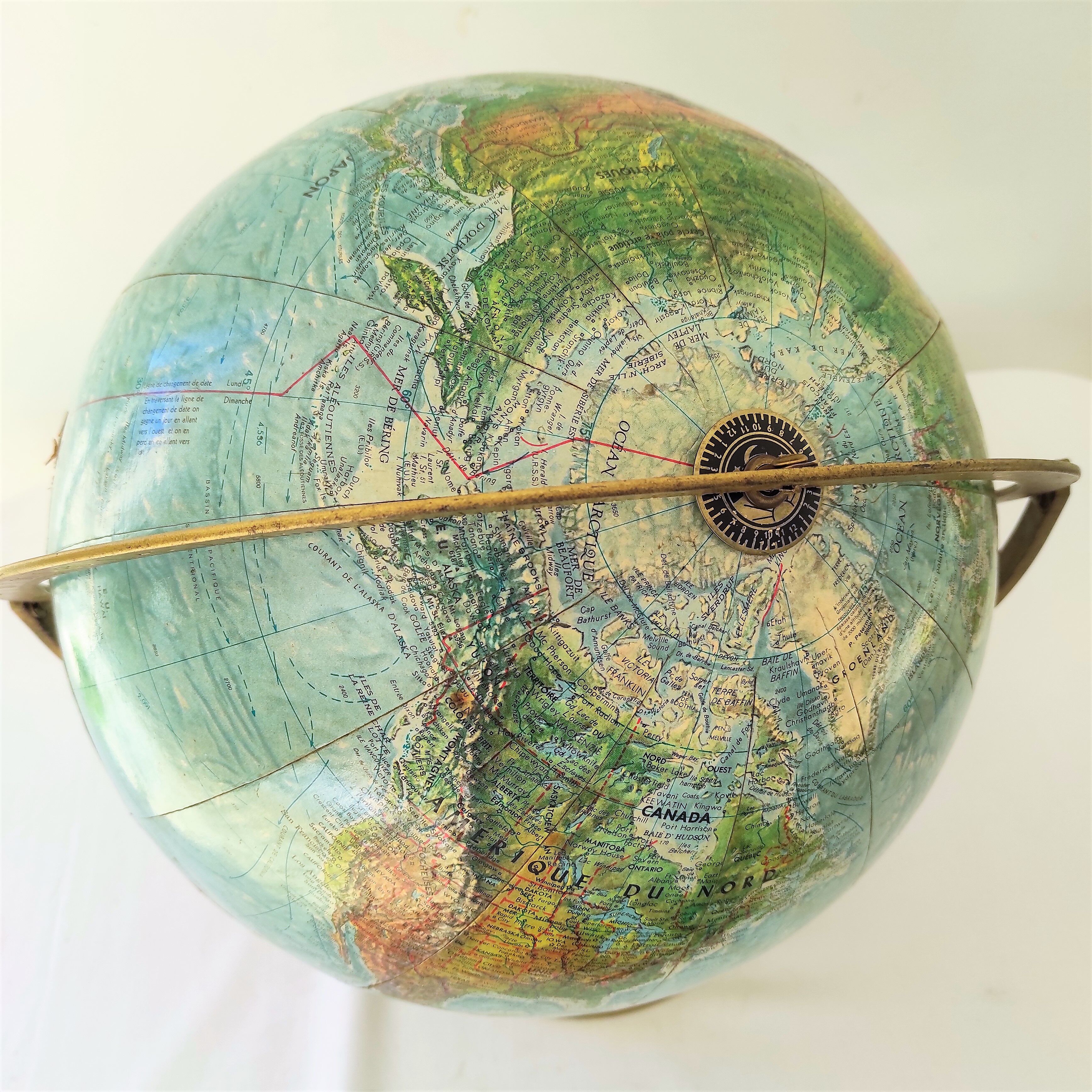 Globe terrestre Mappemonde en relief sur pied en laiton et cerclage