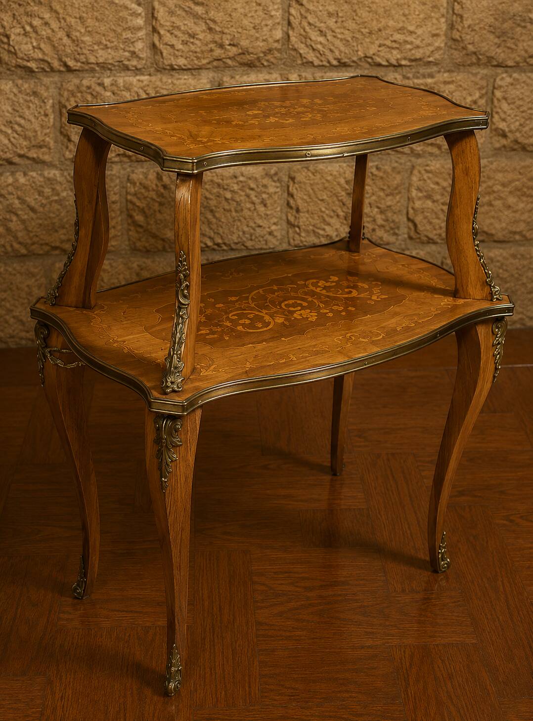 Table à thé a deux plateaux en marqueterie
