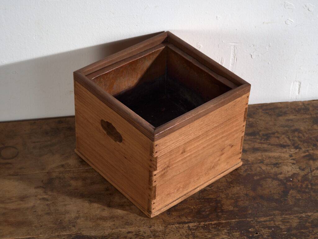 Japanese hibachi brazier – Japan, Taishō period, early Shōwa, around 1910-1945. Set of two pieces.