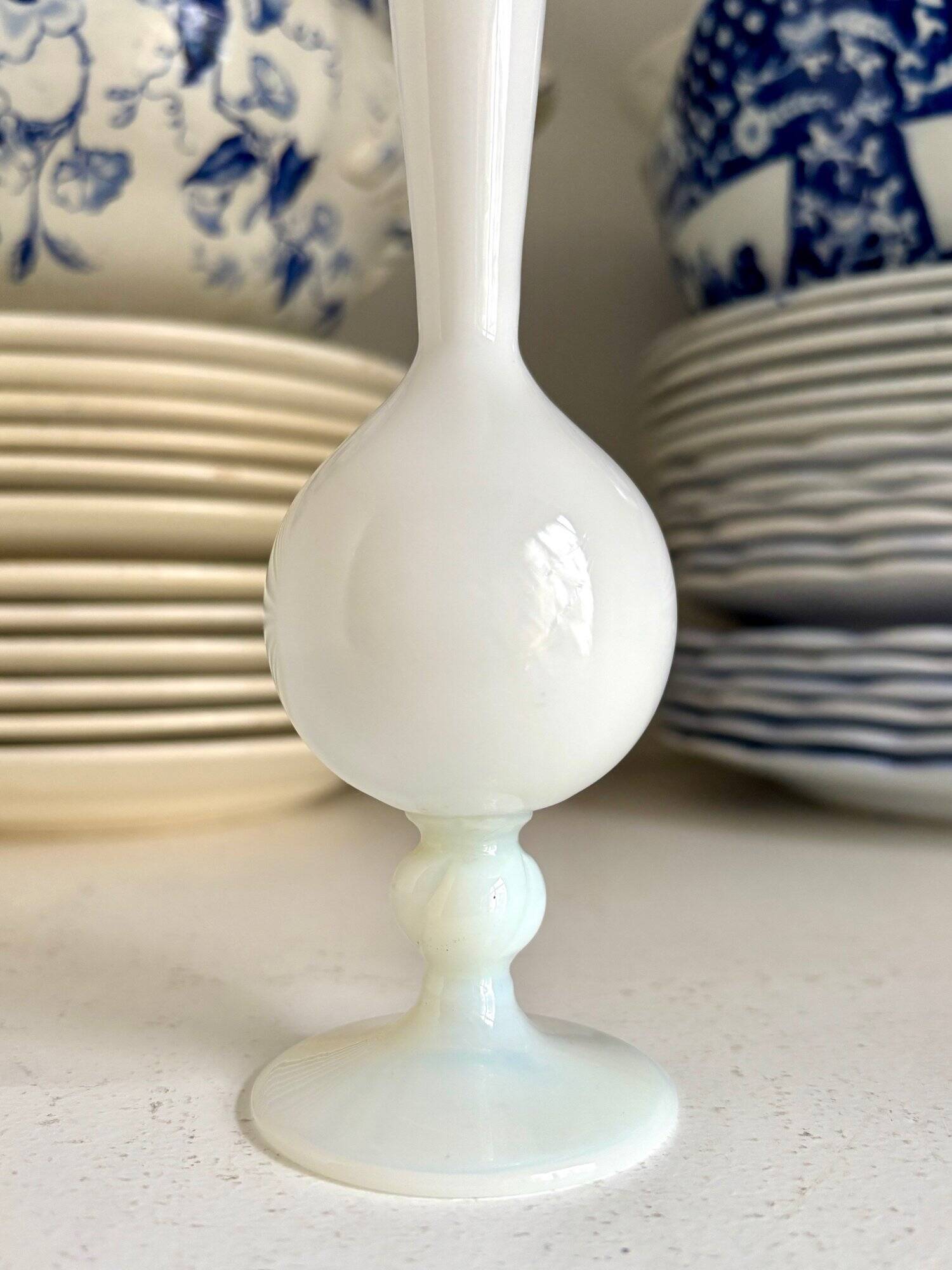 Vase, single-flower vase in white opaline