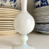 Vase, soliflore en opaline blanche