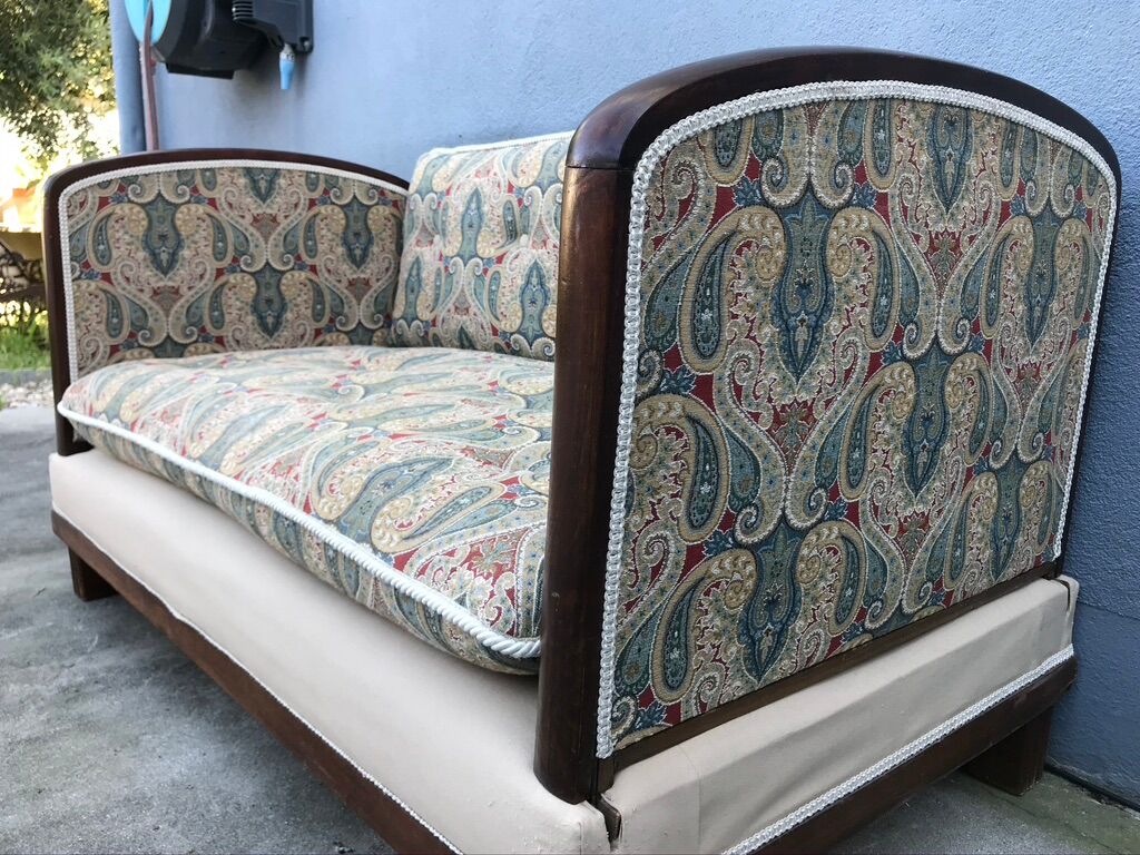 Bench reads art deco