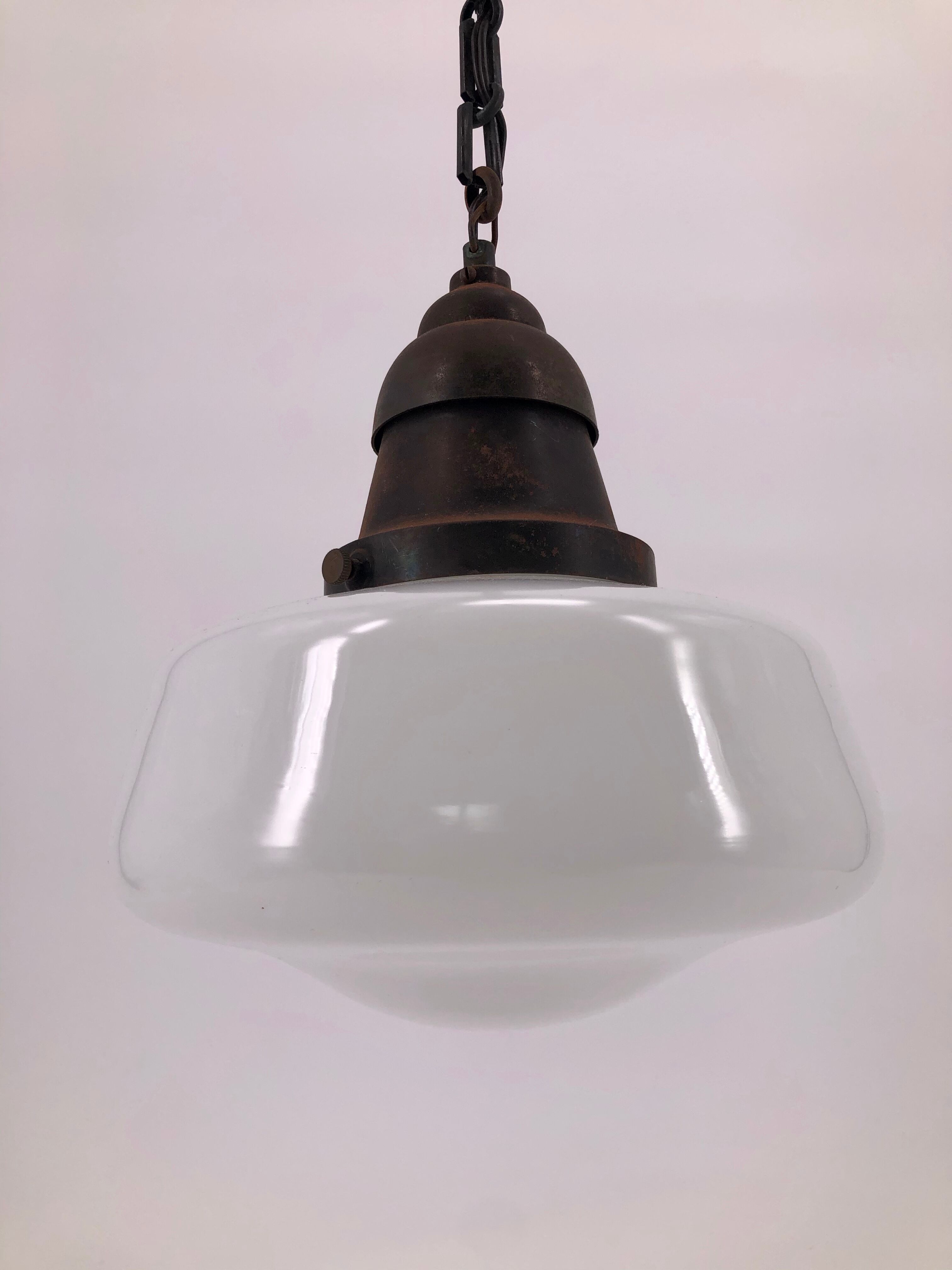 Suspension française avec une opaline et chaîne et galerie d'origine en cuivre patiné