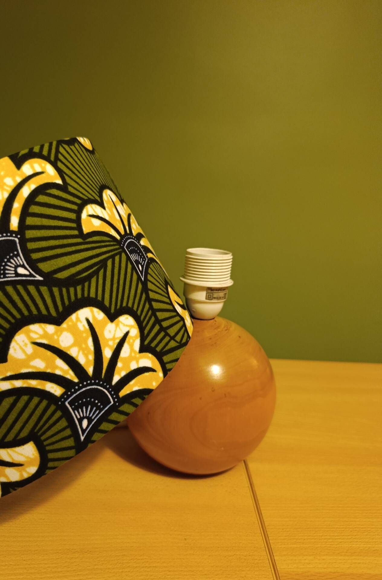 Solid wood ball lamp, lampshade with stylised wax flowers in khaki/yellow.