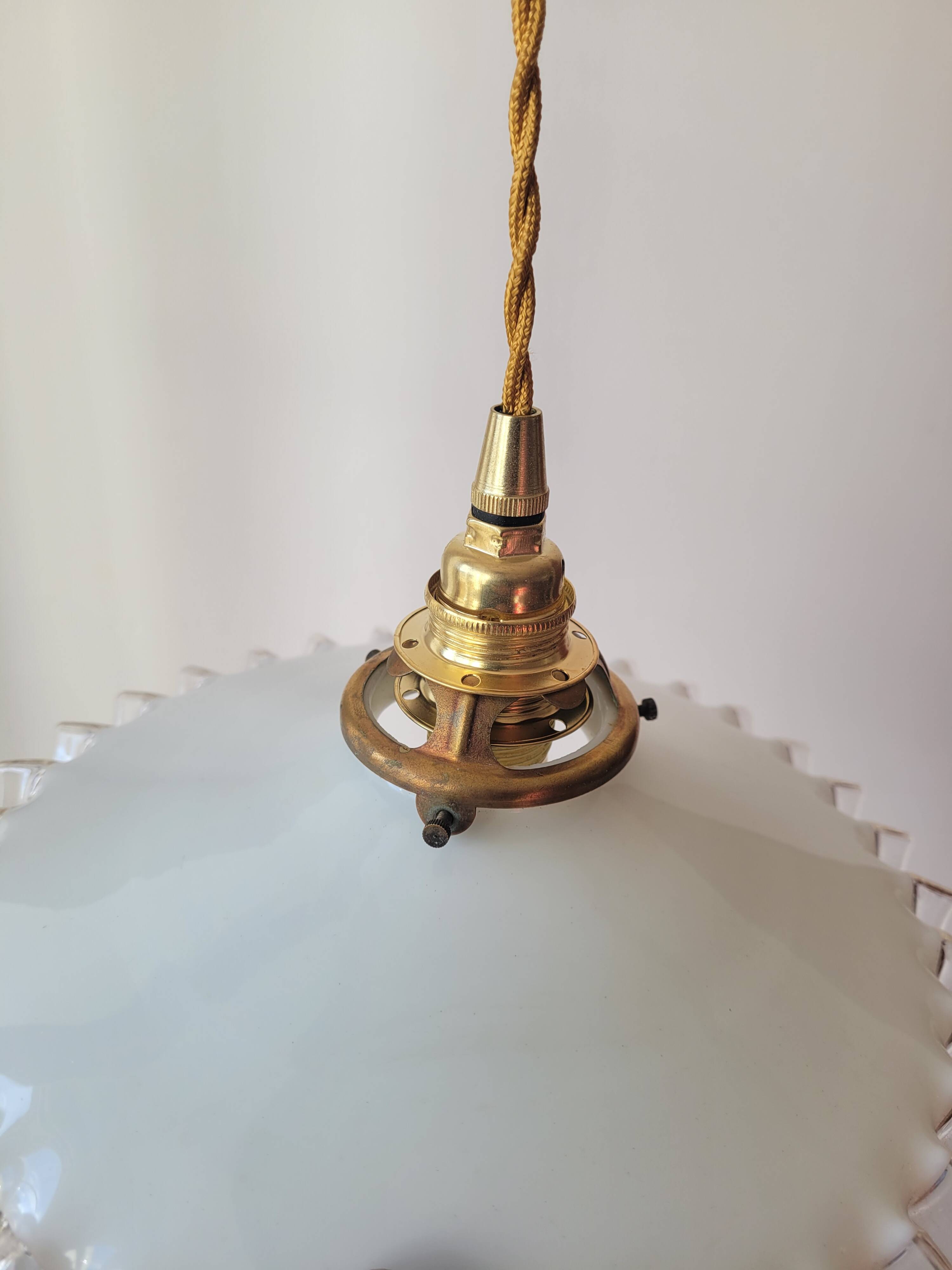 Pendant in serrated opaline