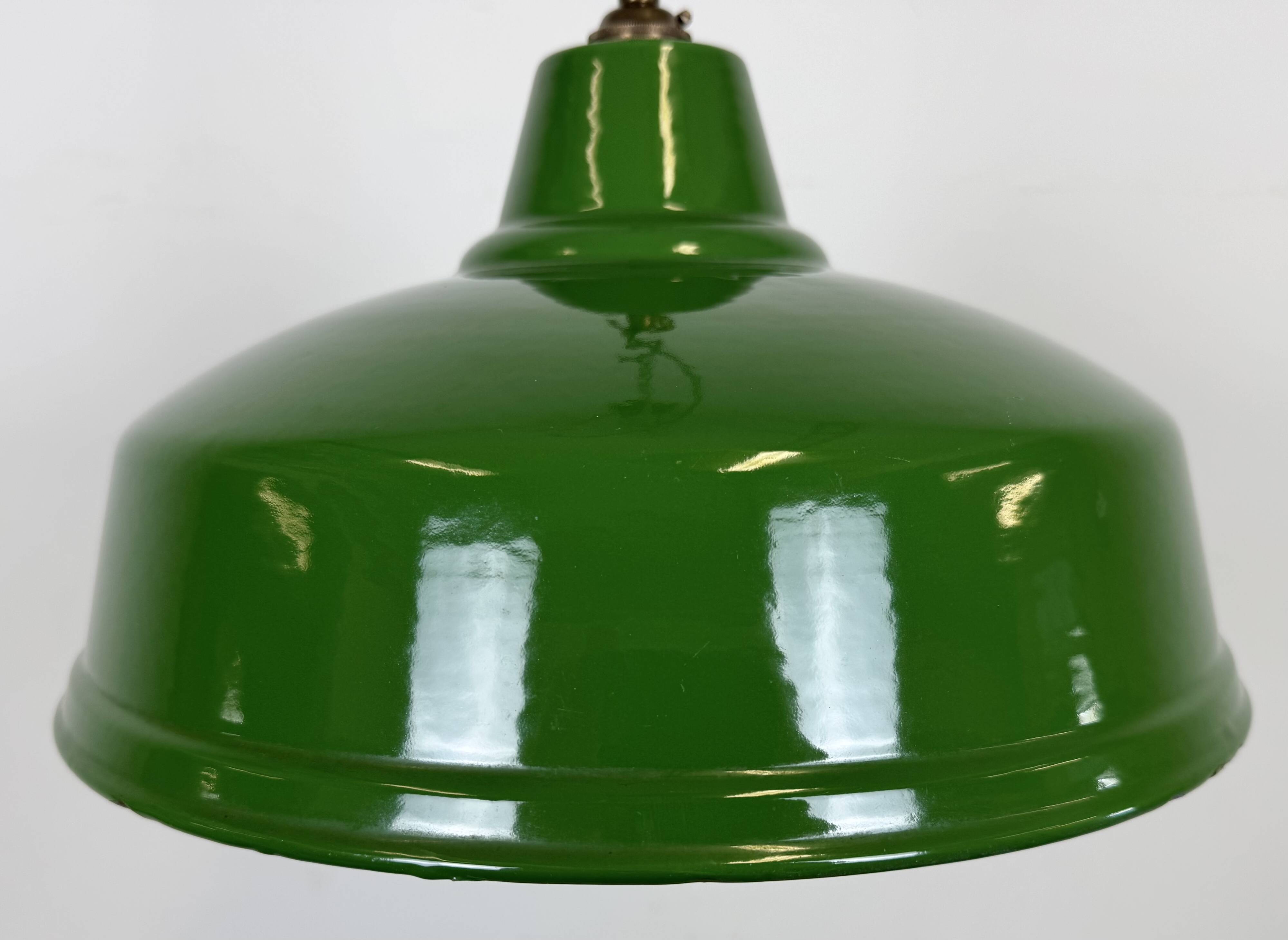 Suspension industrielle en émail vert britannique, années 1960