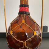 Carafe vintage en verre ambré,laiton et scoubidou