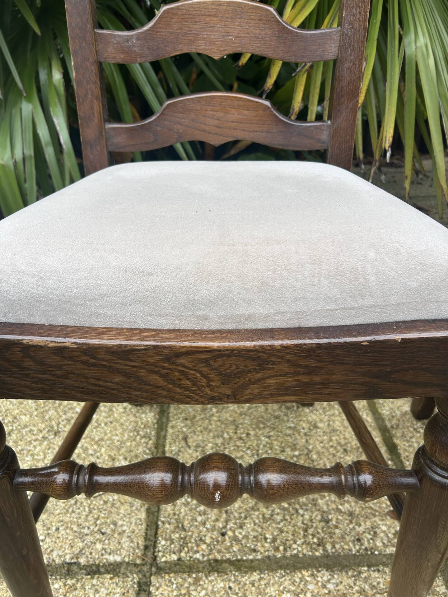 Ensemble de 6 chaises de salle à manger en chêne ancien rembourrées, comprenant 2 fauteuils.