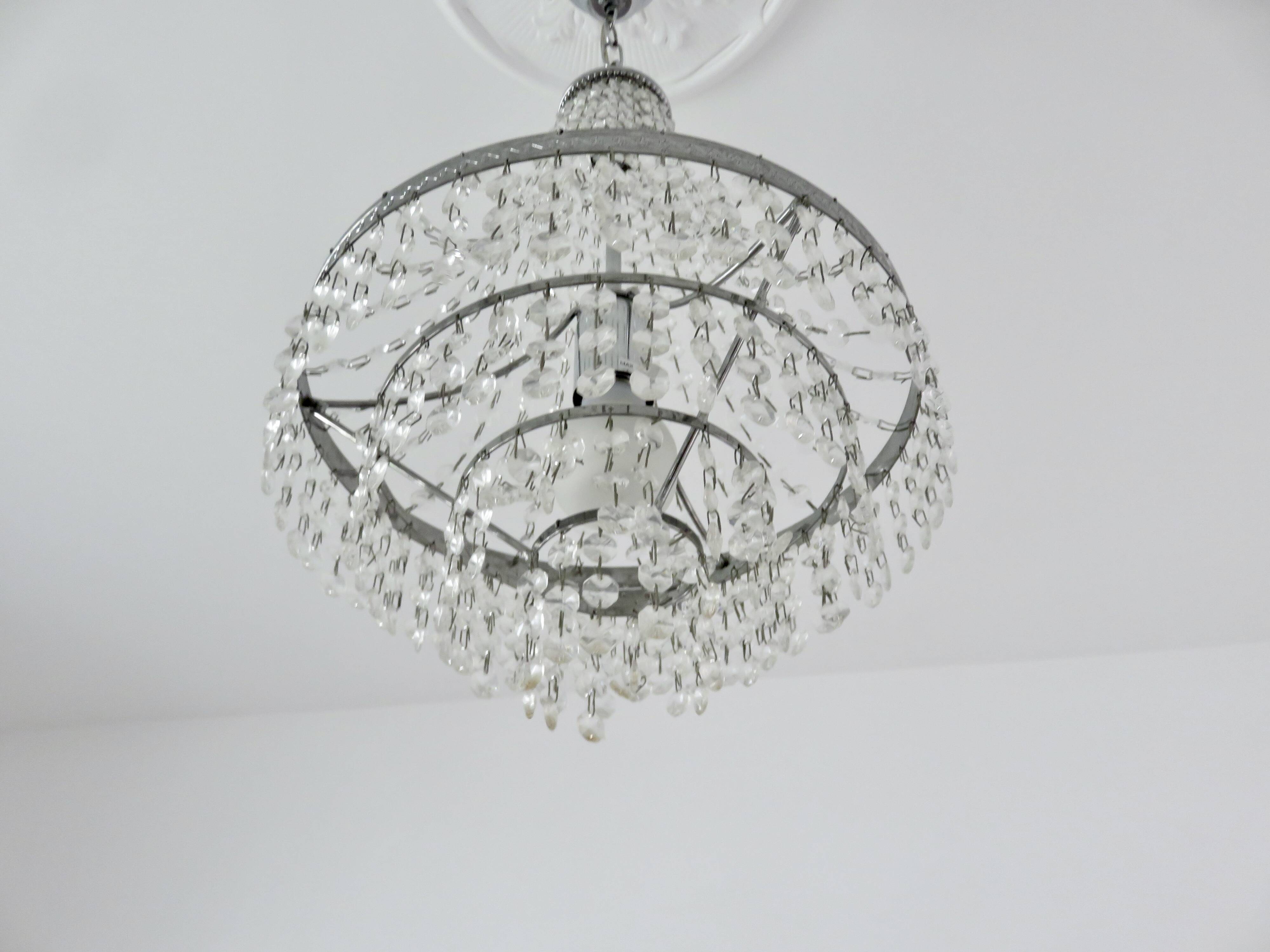 Balloon chandelier with pendants